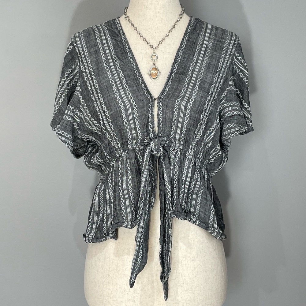 Elan Bohemian Crop Trop Size M Grey w White Boho Design Flutter Sleeves Ruffles